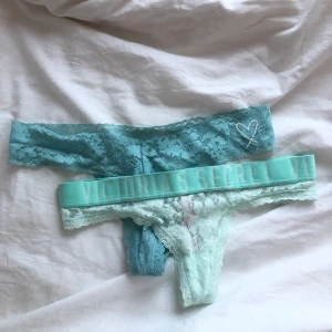 Victoria Secret trosor - ALDRIG ANVÄNDA INTE ENS TESTADE!! De i bara spets med det broderade hjärtat är i storlek M och de andra är i storlek S. Säljer då jag somsagt aldrig använt de och har tusen par andra trosor. 50kr styck och frakt tillkommer<3 UPDATE: DE TURKOSA MED VICTORIA SECRET TEXTEN ÄR SÅLDA.