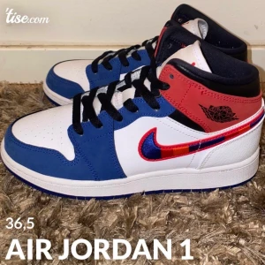 Air Jordan 1 - Säljer mina ursnygga air Jordan då jag har beställt i en annan färg. Använd dem endast 2gånger så dem är precis som nya. 