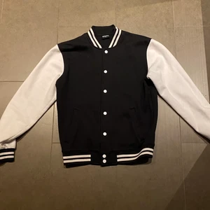 Collage Jacka - Basic collage jacka i storlek M - Nypris 500 kr. 