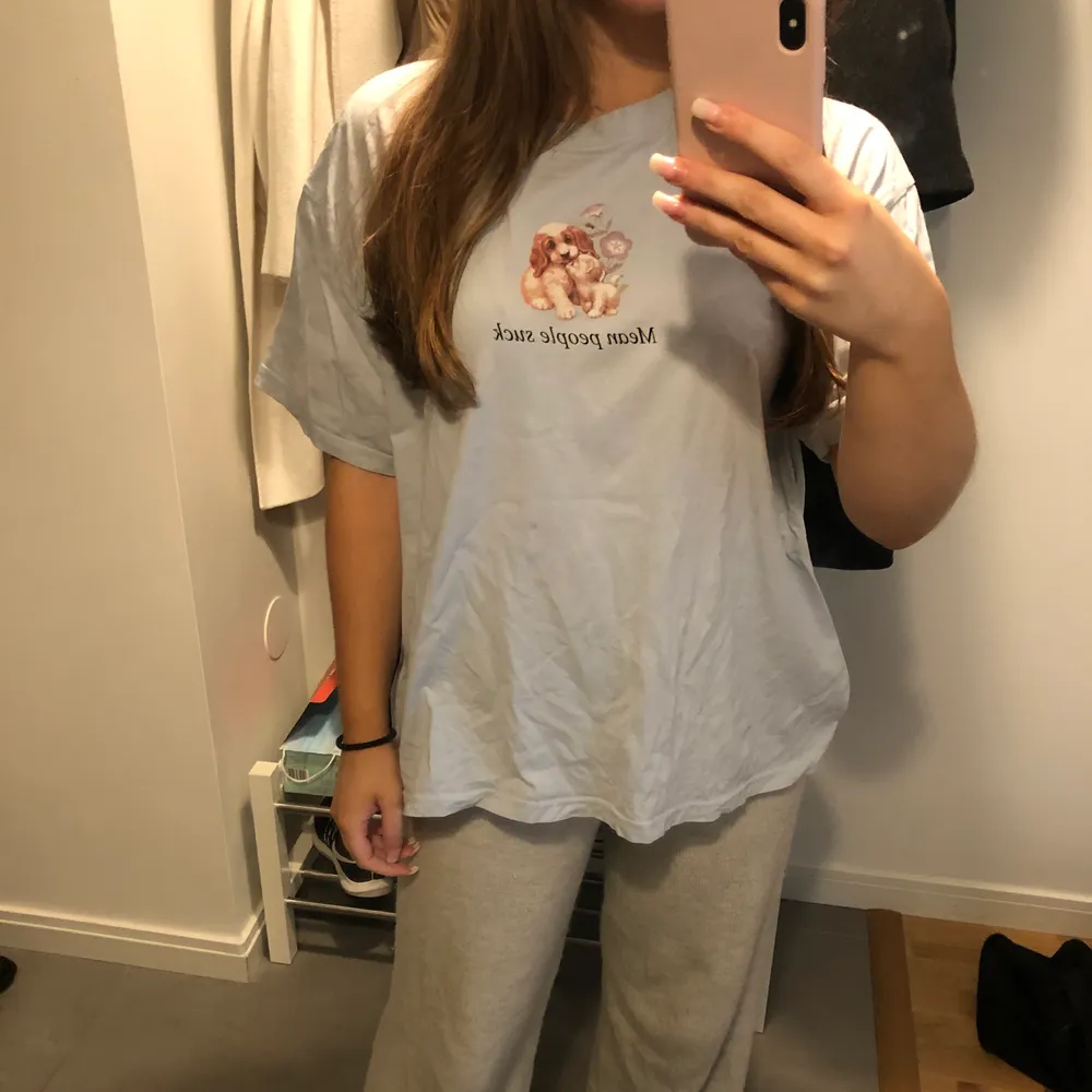 Söt T-shirt med texten ”mean people suck” från weekday🌸. T-shirts.