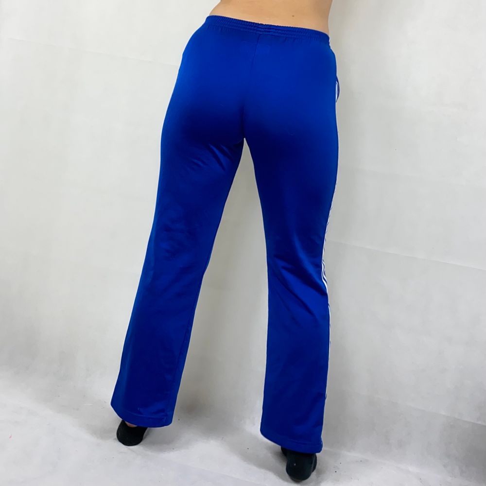 Trackpants från adidas i toppenskick. Säljer då dom var för korta för min smak. Dom glänser fint i ljuset! Sitter superfint. Stretchig midjeband. Innerbensläng är 72cm. Modellen använder vanligtvis S och är 169cm. SafePay knappen är aktiverad så det går att köpa direkt utan att behöva meddela! Tar annars swish! (Safepay tar 10% av betalningen och spårbar frakt på 66kr är inräknad i priset) Skriv gärna om du har eventuella frågor!. Jeans & Byxor.