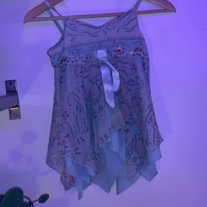 Linne - Ett linne med spets tyg! En silke rosett 🎀 dock har den ett litet hål som jag tidigare sytt igen. Syns inte om man inte tittar noga