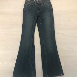 Utsvängda jeans - Supersnygga jeans från esprit, formar kroppen snyggt och sitter bra på. säljer då de tyvärr blivit försmå💞💞