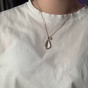 guldigt Kristall halsband vet ej vart den ör ifrån då jag köpte den secondhand - Denna guldiga kristall halsband är i bra sick och är jätte fin och har inga revor/sprikor på kristallen!❤️😁