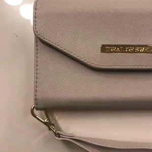 Ideal off sweden skal och plånbok😺💕💜 - Ideal off sweden skal, plånbok och det finns som ett handtag som man kan använda det som en väska😻😺💞man sätter fast med magnet om har ett gammalt ideal off sweden skal eller så säljer jag ett också💕 Nypris: 500kr 