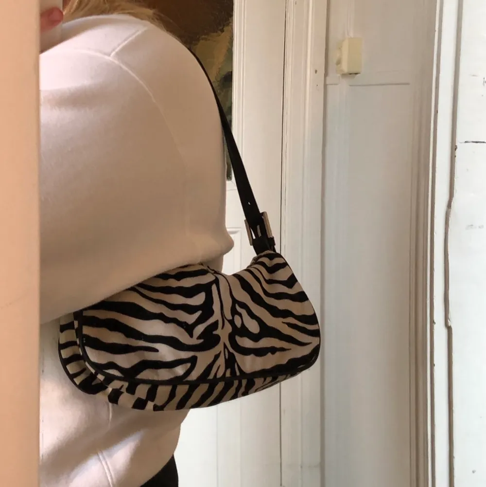 Säljer nu min fina zebra väska från Gina!! Har ett svart och ett kedjeband till följer med💞. Väskor.