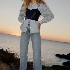 Jeans - Jätte populära zara jeans. ”Hi Rise wide leg full lenght” slutsålda. Helt i nyskick med lappen kvar. Byxorna  är storlek 32 men passar också 34. Kom privat vid intresse. Kolla mina andra annonser. 