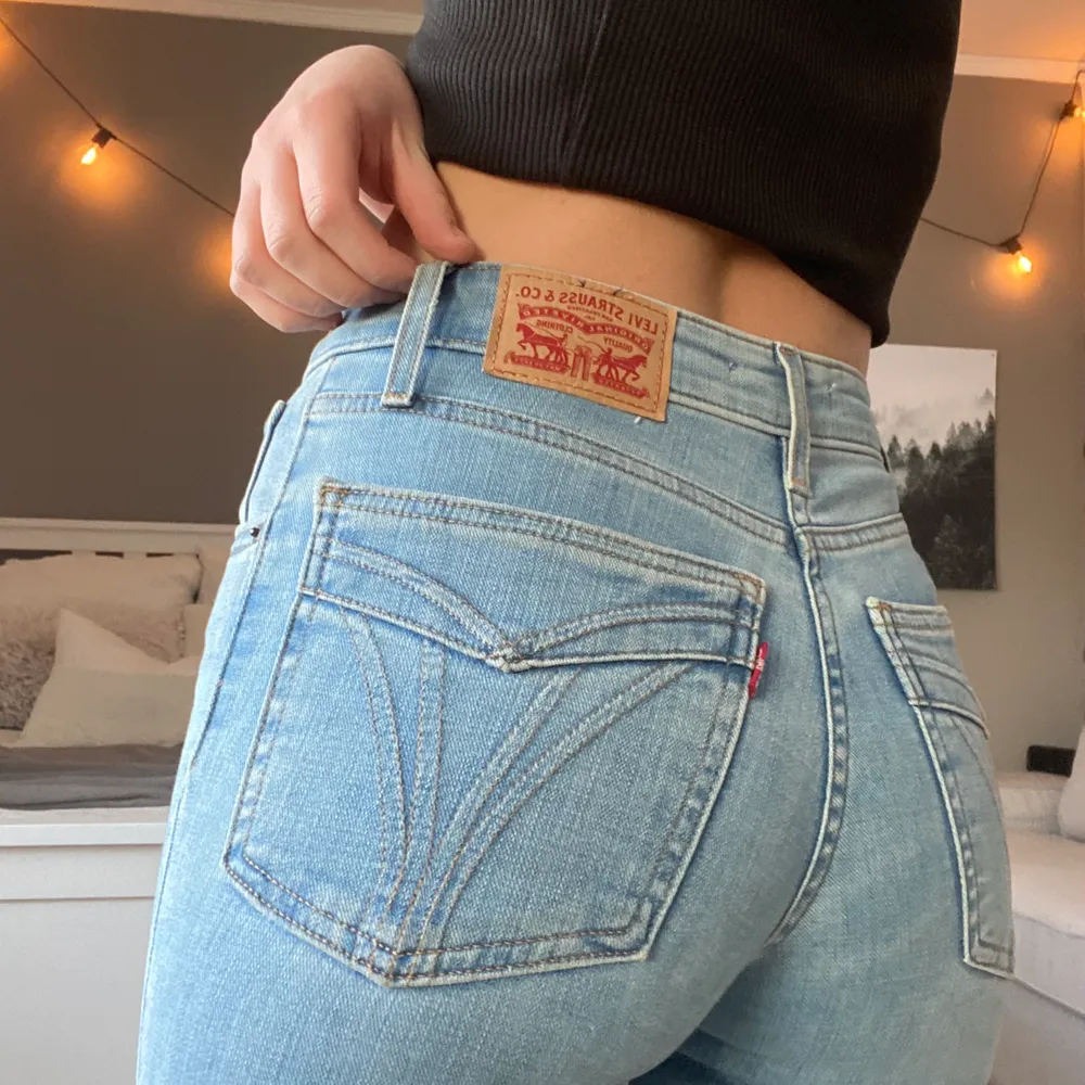 Nästan helt oanvända Levis 721 high rise skinny jeans 💓💓 jag på bilden är 158cm lång och har oftast W24/W25 i jeans men dessa är lite för små på mig . Jeans & Byxor.