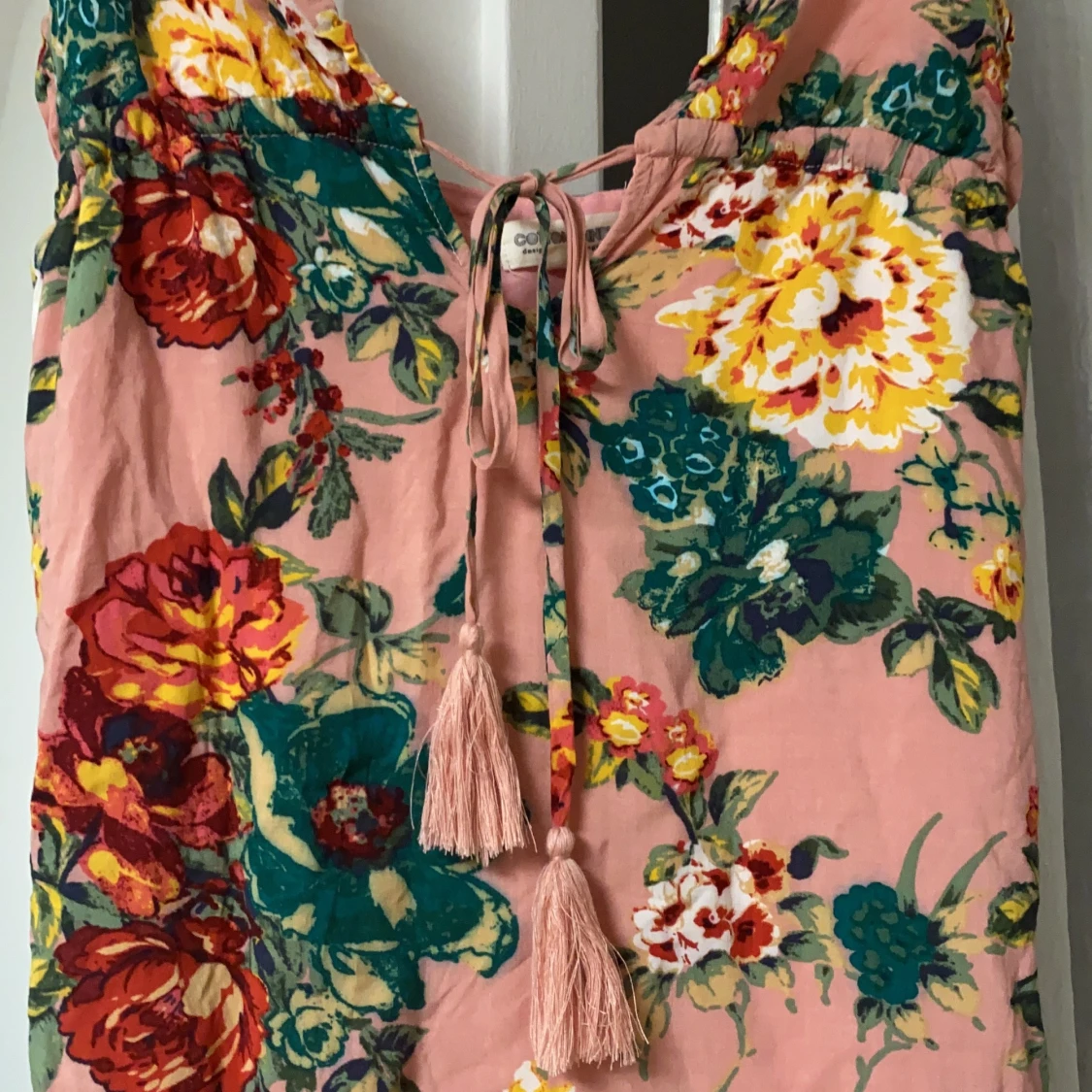 Rosa klänning med blommönster i storlek S - 90