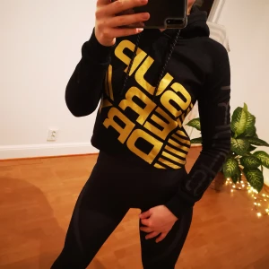 Superdry jumper. XS - SuperDry Sport warm jumper. Very good condition. Black with golden letters. Size XS, S. 