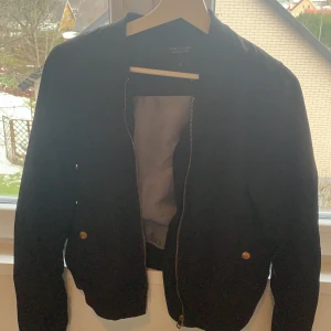 Bomber jacka - Jacka form lager 157 i bra skick .storlek s.frakt ingår 