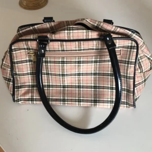 Cool väska  - Aldrig använd. Nyskick. Ca 30cm bred. Liknar Bulberry 