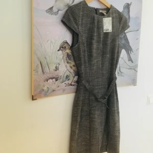 Klänning från HM - Rutig klänning med litet bälte från HM. Helt ny och oanvänd 👗