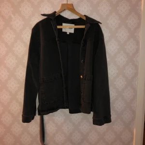 Jacka Carin Wester  - Grå, oanvänd, tunn jacka från Carin Wester. 
