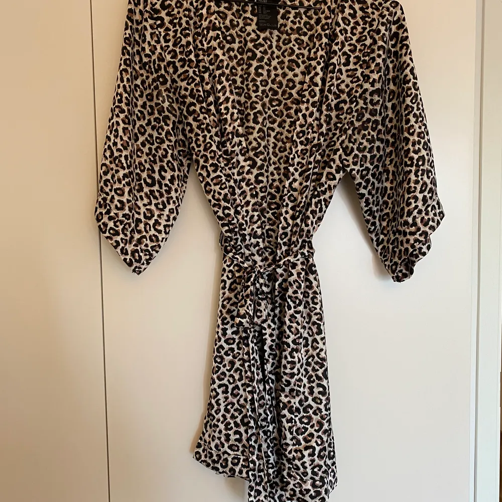 Sidenkimono i leopard från HM. Storlek xs och säljer pga för liten! Köparen står för frakten :). Toppar.