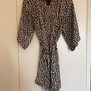 Sidenkimono i leopard från HM. Storlek xs och säljer pga för liten! Köparen står för frakten :)