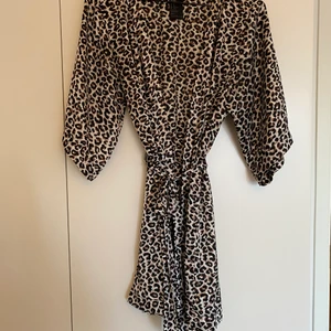 Sidenkimono - Sidenkimono i leopard från HM. Storlek xs och säljer pga för liten! Köparen står för frakten :)