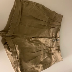 Hollister shorts - Short från hollister. Slutar precis nedanför götten