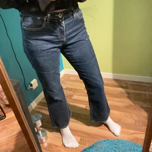 Calvin Klein Jeans - Säljer ett par Calvin Klein jeans som är i riktigt fint skick. Dom är låg midjade och sitter väldigt bra i låren på mig som har lite större lår. Dock enligt mig är dom lite korta vid foten, och jag är 173. Pris går att diskutera:)