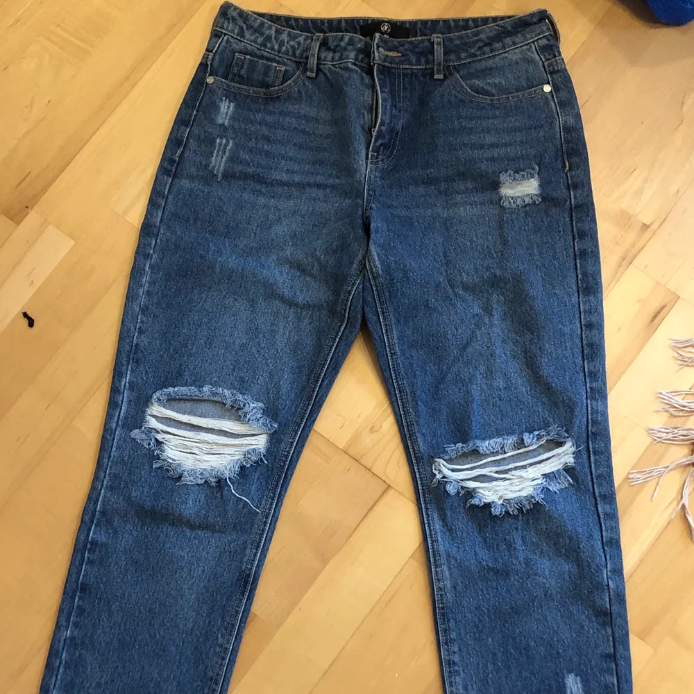 Blåa jeans med perfekt slitning och snygga detaljer nedtill. Som nya.. Jeans & Byxor.