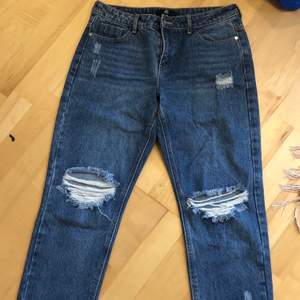 Blåa jeans med perfekt slitning och snygga detaljer nedtill. Som nya.