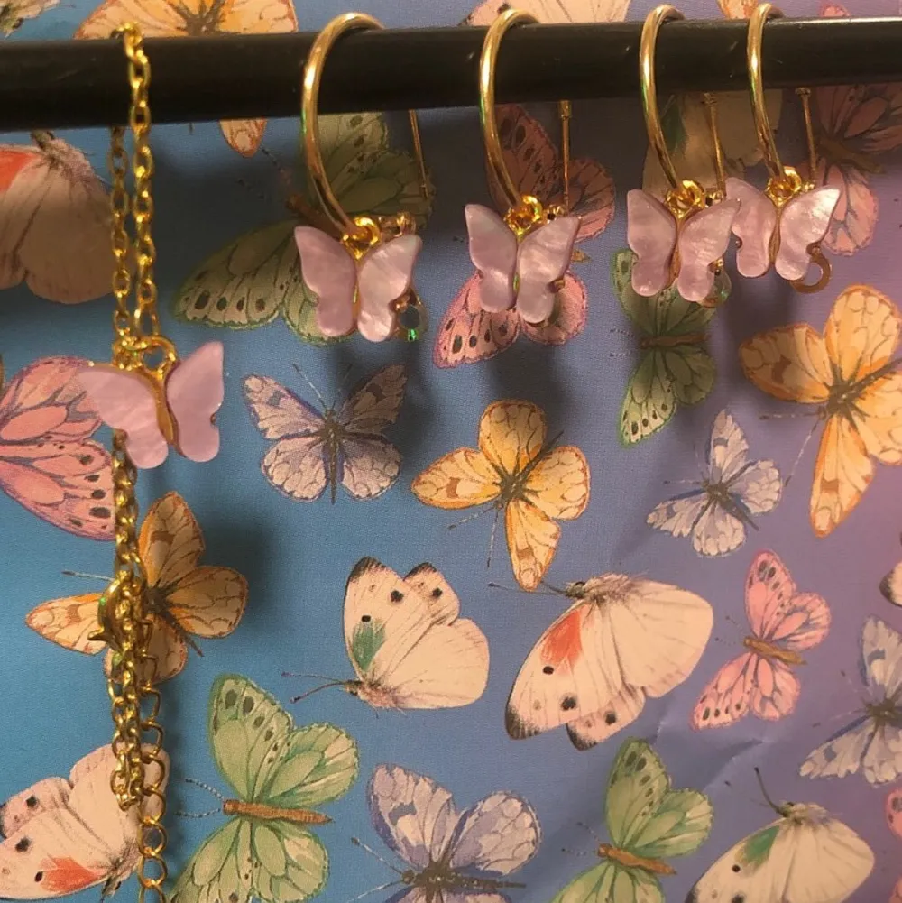Guldfärgade Fjärilsörhängen med matchande armband 💖 ljuslila fjärilar. Egencraftat! Priser: örhängen 29kr per par💖armband:29kr💖 pris för allt på bilden 69kr💖 fri frakt💖. Övrigt.