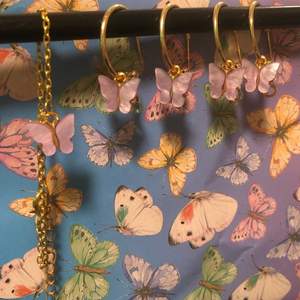 Guldfärgade Fjärilsörhängen med matchande armband 💖 ljuslila fjärilar. Egencraftat! Priser: örhängen 29kr per par💖armband:29kr💖 pris för allt på bilden 69kr💖 fri frakt💖