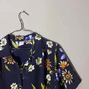 Blommig Skjorta - Blommig Skjorta   Oversized stil, passar S-L!  Köpare står för frakt