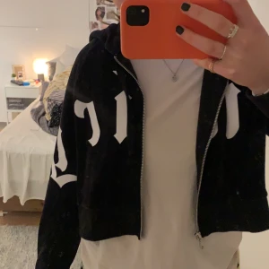 Jättefin Juicy couture kofta! 🤠 - En jättecool och nästan helt oanvänd svart juicy couture zip up tröjja! Storleken är XS men jag skulle säga att den även passar S💕 skriv om ni är intesserade eller har några frågor! Frakt tillkommer👊🏼