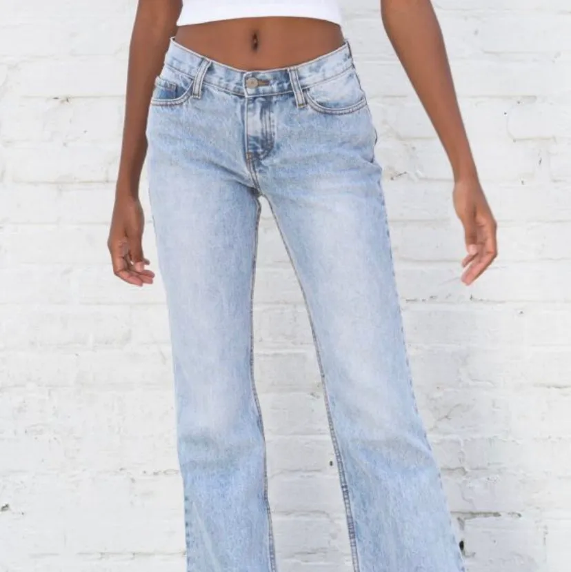 Säljer dessa otroligt snygga jeans från Brandy Melville som är köpta här på Plick! Lånade bilder!! Endast testade med prislapp kvar. Säljer pga att de är för för små för mig runt höfterna. Har vanligtvis w26 i jeans men här får man mäta runt höfterna istället eftersom de är lågmidjade, små i storleken! 🤎 . Jeans & Byxor.
