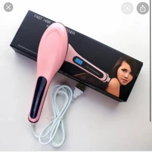 Plattångsborste - En bra plattångsborste, endast testad 1 gång!!! Perfekt för de med lockigt hår som enkelt vill ha det platt, funkar även för platt hår som ska bli extra fint och rakt 💕💕💕 nypris 350kr 