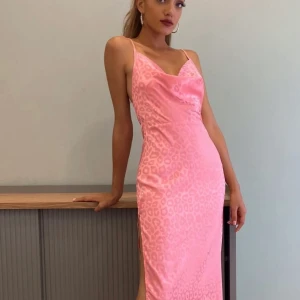 Rosa siden klänning i leopardmönster -  +frakt 45kr PRISLAPP KVAR💗 (första bilden är lånad)