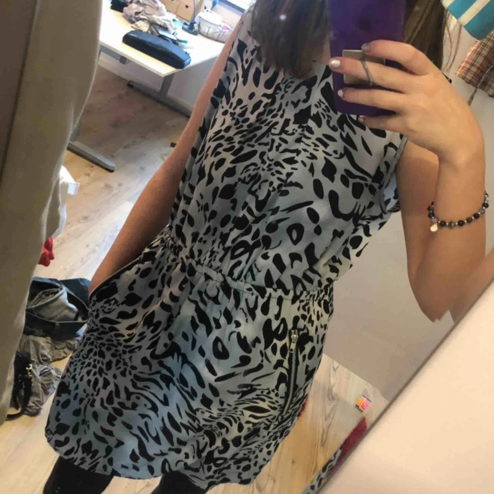 Fin grå klänning med leopard mönster och två fickor på framsidan. Aldrig använd.  Storlek 34/36 men är nästan lite stor för mig som använder xs/s. Klänningar.
