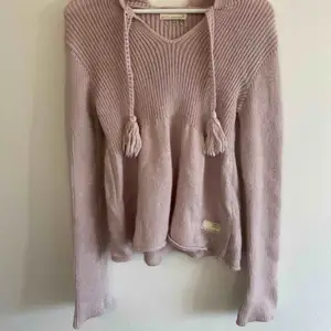 VINTAGE ODD MOLLY. Fantastisk ”hoodie” i ull, och vacker ”kall” pastell rosa färg. Helt oanvänd  
