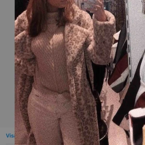  - Säljer denna nyköpta jacka! Beställde den men blev aldrig så att jag lämnade tbx den! Kommer inte till användning där av säljer jag den nu. Från na-kd och är köpt för 799