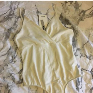  - Detta är en body från bikbok, aldrig använd pga att den ej passar mig. Det gamla priset 199kr det nya priset 129kr. 