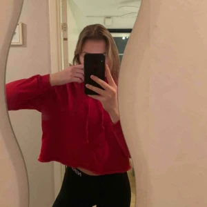  - Superskön röd croppad Hoodie. Vet ej vilket märke eller storlek men skulle säga en xs/s. Frakt ingår ej 