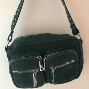  - Säljer min Noella väska i den mindre modellen. Det långa bandet följer även med 🌸 använd max 3 gånger. 