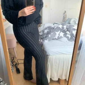  - Snygga randiga bootcut byxor från boohoo! supersnygga men har blivit för små (kort modell, 158 elr kortare om man vill ha dem ner t fötterna) resorbandet upp till har korvat sig lite 