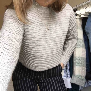  - Jättefin grå stickad tröja☺️ Använd ett par gånger, i mycket bra skick! Kan mötas i Täby, annars står köparen för frakten.