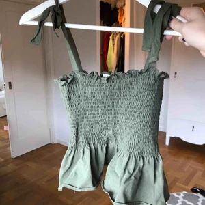  - Topp från H&M i storlek S. Man kan knyta om banden uppe vid axlarna och reglera som man själv vill ha den. Använd 1 gång. 