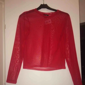  - Röd meshtröja i bra skick! Frakten ingår i priset, men det är billigare vid upphämtning i Eskilstuna. Finns på fler sidor!
