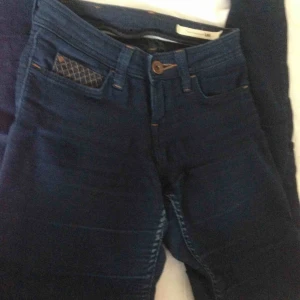  - Jeans från Lee. Använda ett tiotal gånger. Bra skick. Stretchiga och bekväma och med en fin detalj vid fickan. 