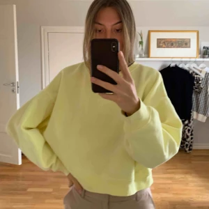  - Pastellgul oversized sweatshirt från H&M, köpt i Grekland men vet inte om den finns här! Sitter jättefint och färgen är drömmig🥰 (Den ör lite croped) Säljer då jag inte använder den längre. Kan mötas upp i Lund eller posta för 59kr :)