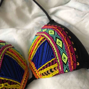  - Tribalmönstrad bikini med lätt push-up, är osäker på storlek men skulle säga den passar S-M. Sparsamt använd. INKL FRAKT