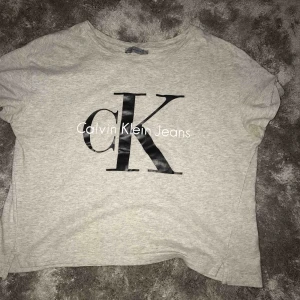  - En Calvin Klein t-shirt men skönt material 100kr+30kr i frakt