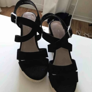  - Sandaletter med kilklack 