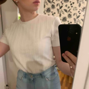  - Snygg tshirt från Zara! Lite tjockare material som sitter skitsnyggt, nyskick. Köpare står för frakt 💖