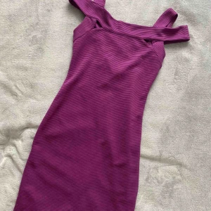  - Oanvänd Nelly klänning 