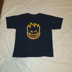 Medium, S - Mörkblå spitfire T-shirt. 